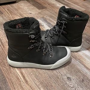 Women’s Keen Elena waterproof hiking/winter boots. Size 8. Great condition!